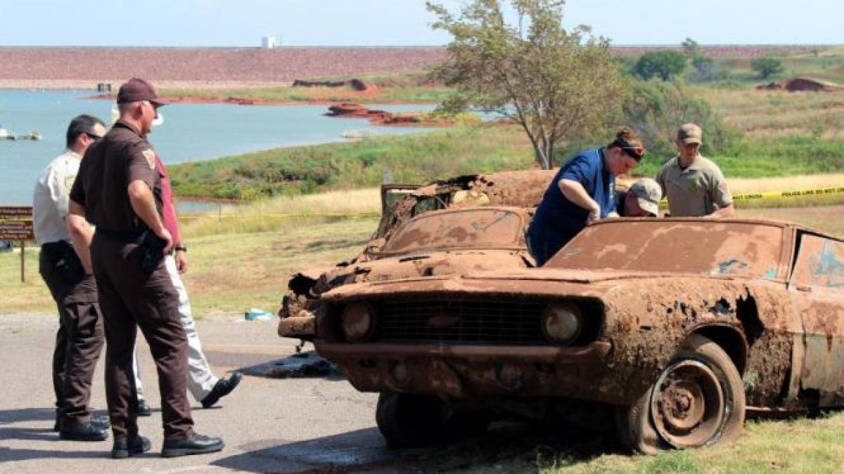 descoperire macabra doua masini cu sase cadavre in interior gasite intr un lac