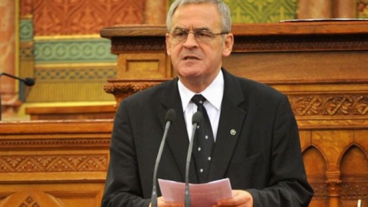 din cine e format consiliul de onoare care va decide daca tokes ramane cu decoratia