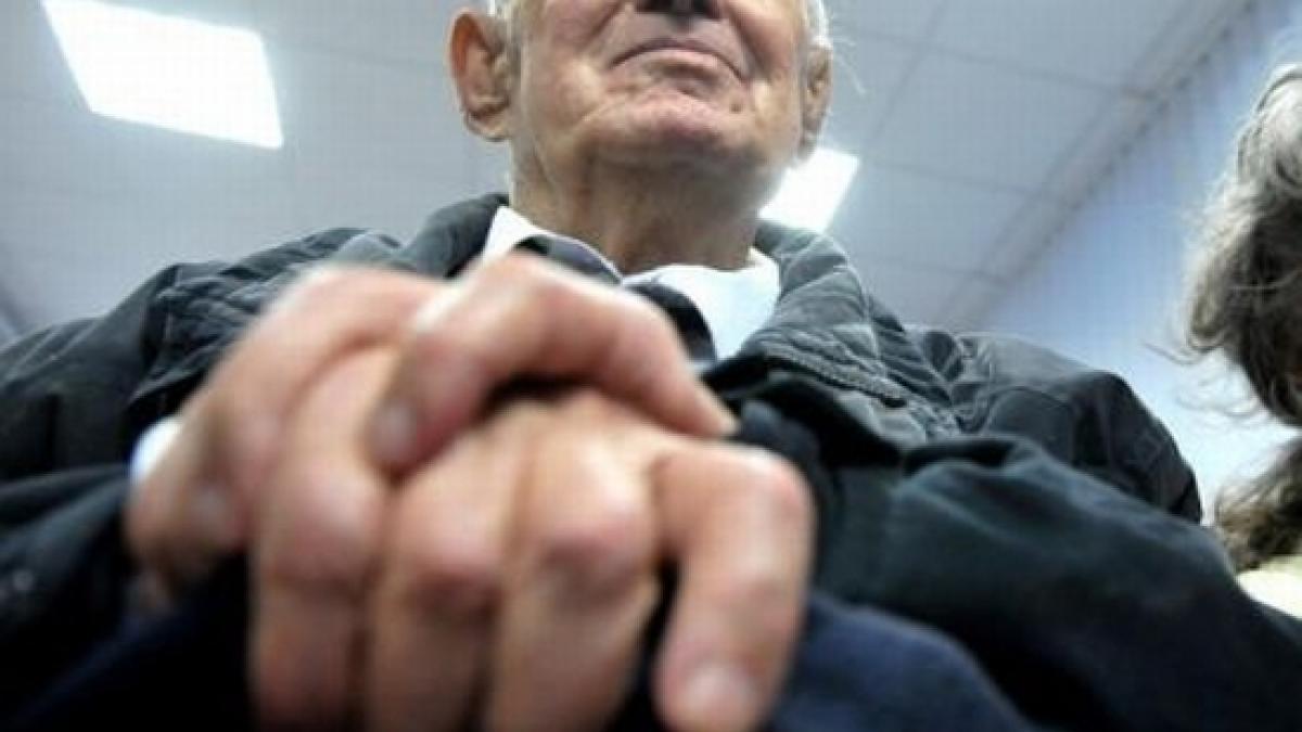 pensionarii din lugoj au stat la coada pentru bilete la balul seniorilor