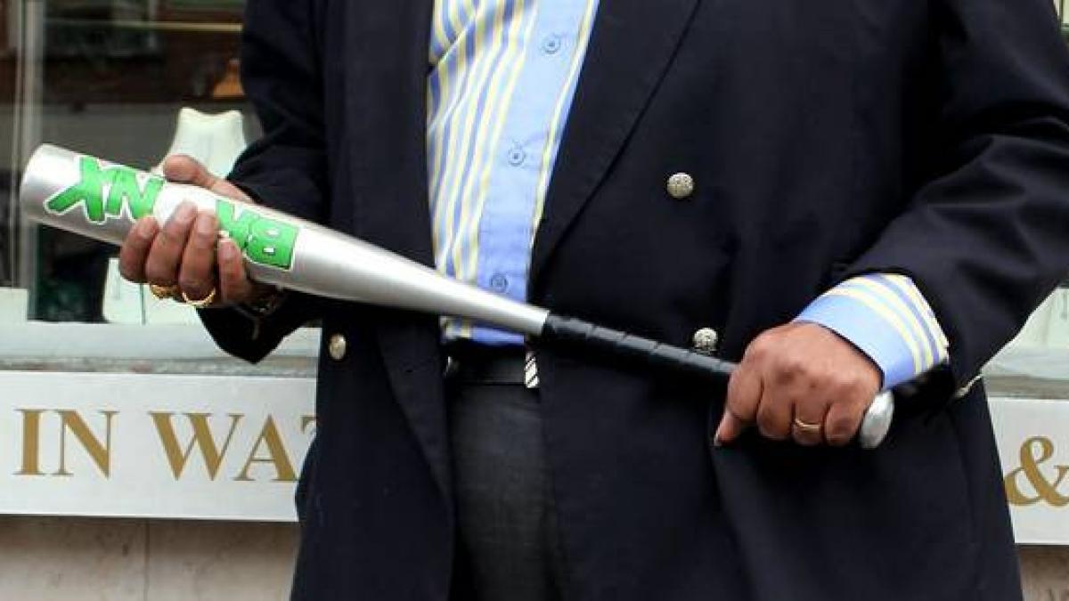 cinci romani au jefuit un magazin din belgia dupa ce l au batut pe vanzator cu o bata de baseball