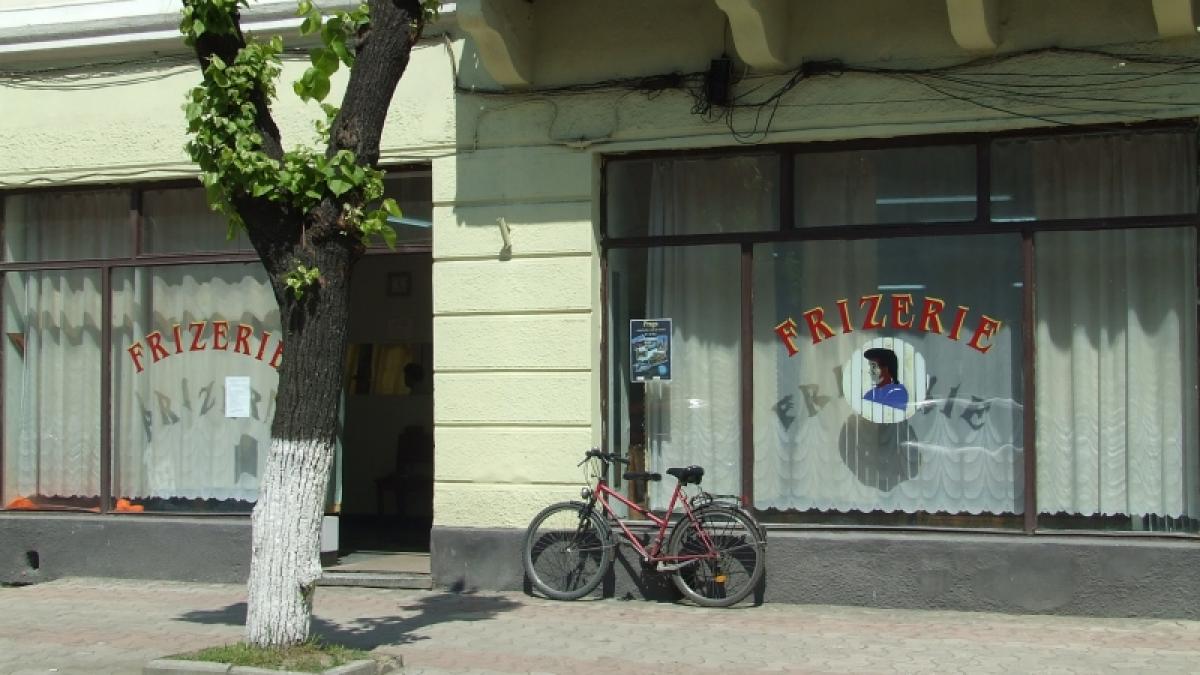 la frizerie ca in mafia italiana stilistul amenintat cu un cutit de un client ii spusesem cu ce gel