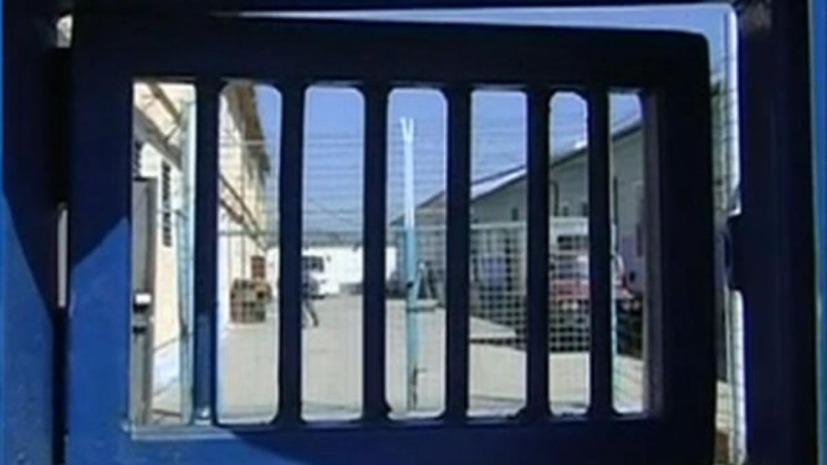 preotul penitenciarului bacau capul unei retele de trafic cu telefoane mobile pentru detinuti