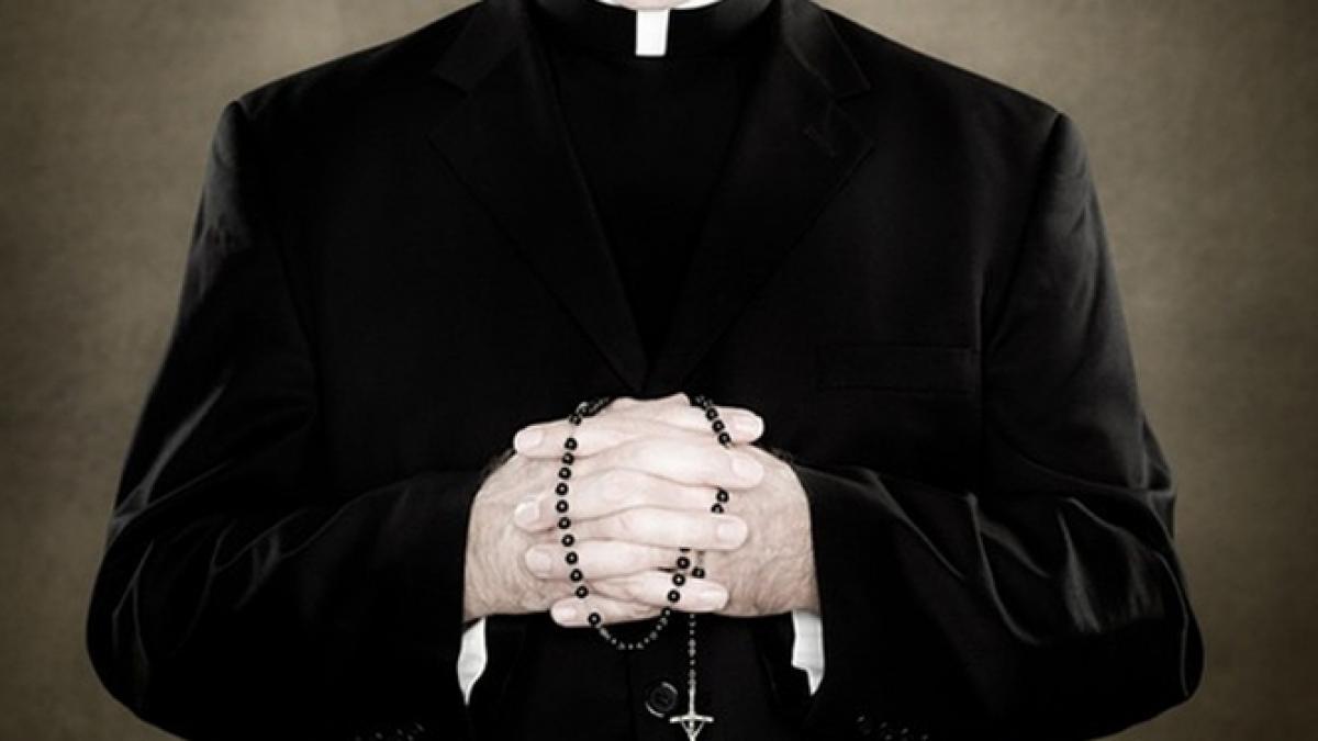 preotul penitenciarului bacau prins cand le aducea telefoane detinutilor popa tinea mobilele la