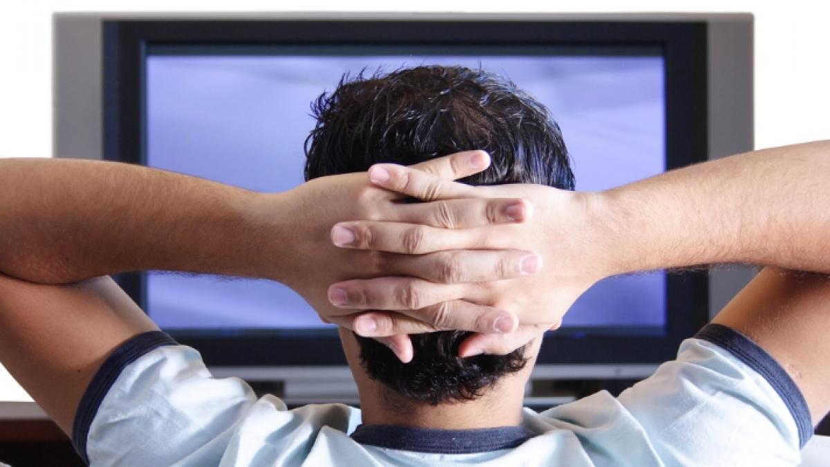 romanii isi petrec timpul liber in fata micului ecran suntem campioni la uitatul la televizor