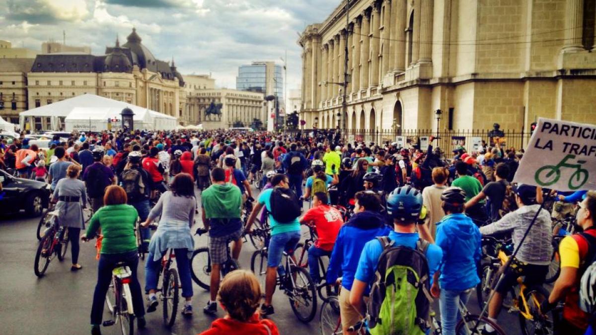 aproximativ 5 000 de biciclisti participa la un protest pe strazile din bucuresti