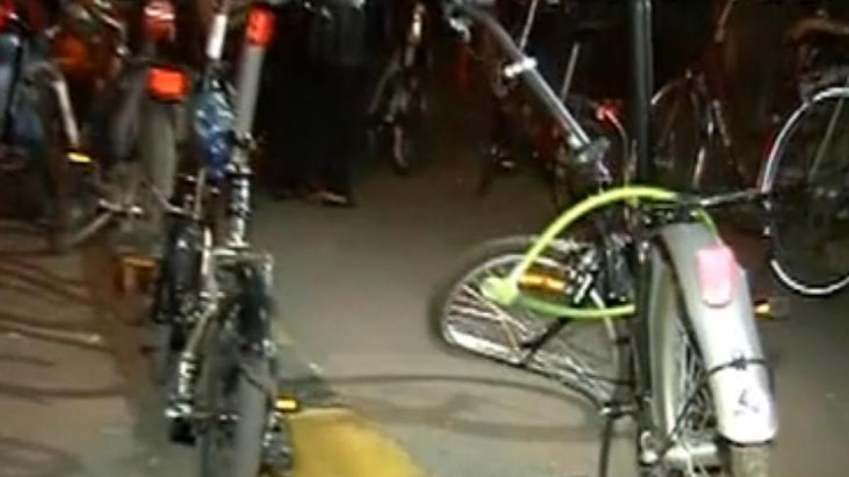 cinci persoane care au participat la marsul biciclistilor au fost loviti de o masina si au ajuns la