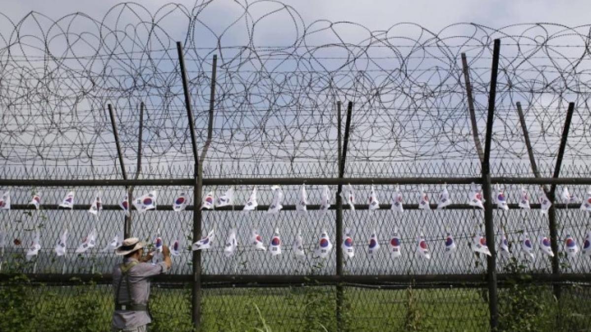 phenianul amana o intalnire a familiilor separate de razboi din cauza ostilitatii si insultelor