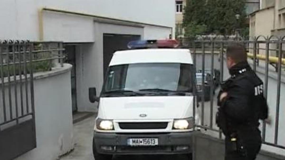 preotul inchisorii din bacau acuzat ca le dadea detinutilor telefoane mobile arestat pentru 29 de