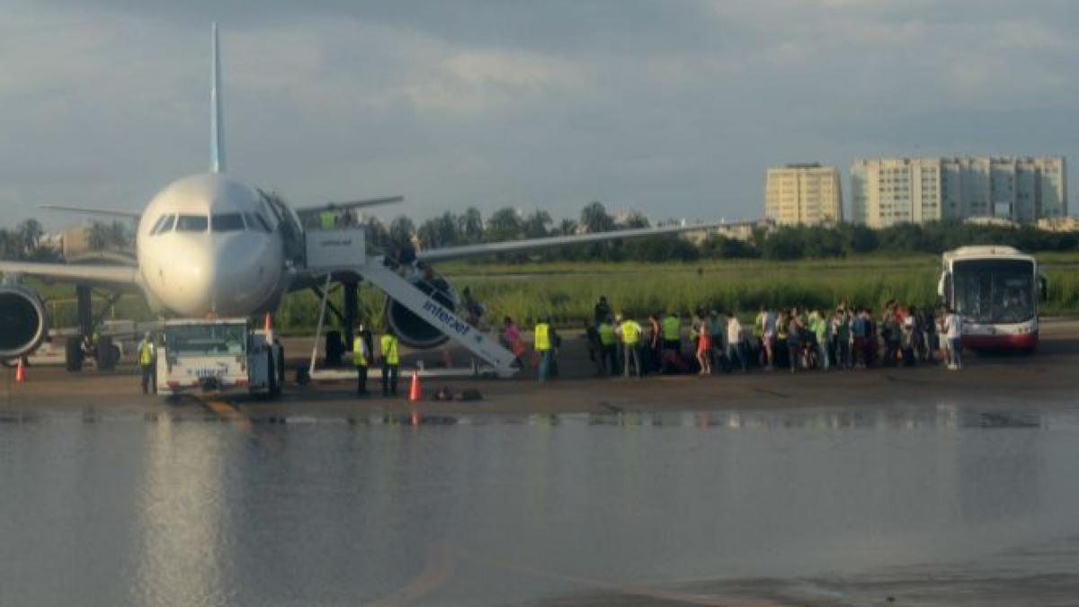 turistii din acapulco blocati din cauza inundatiilor au fost evacuati