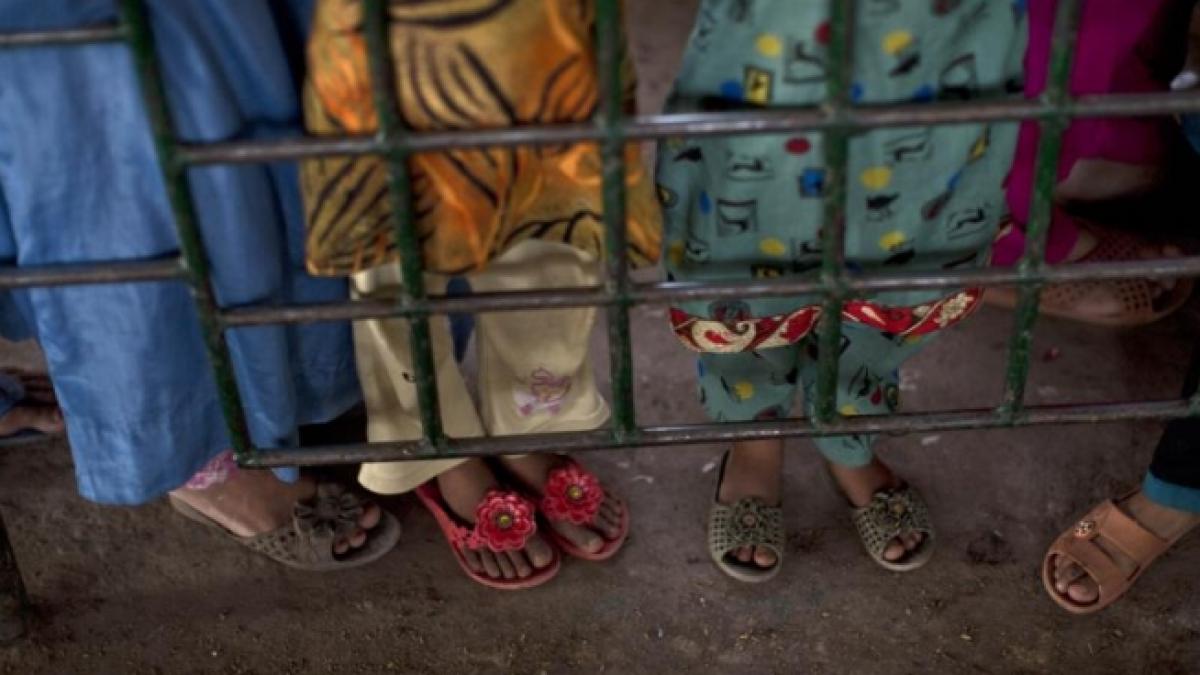 dublu atentat sinucigas in fata unei biserici din pakistan