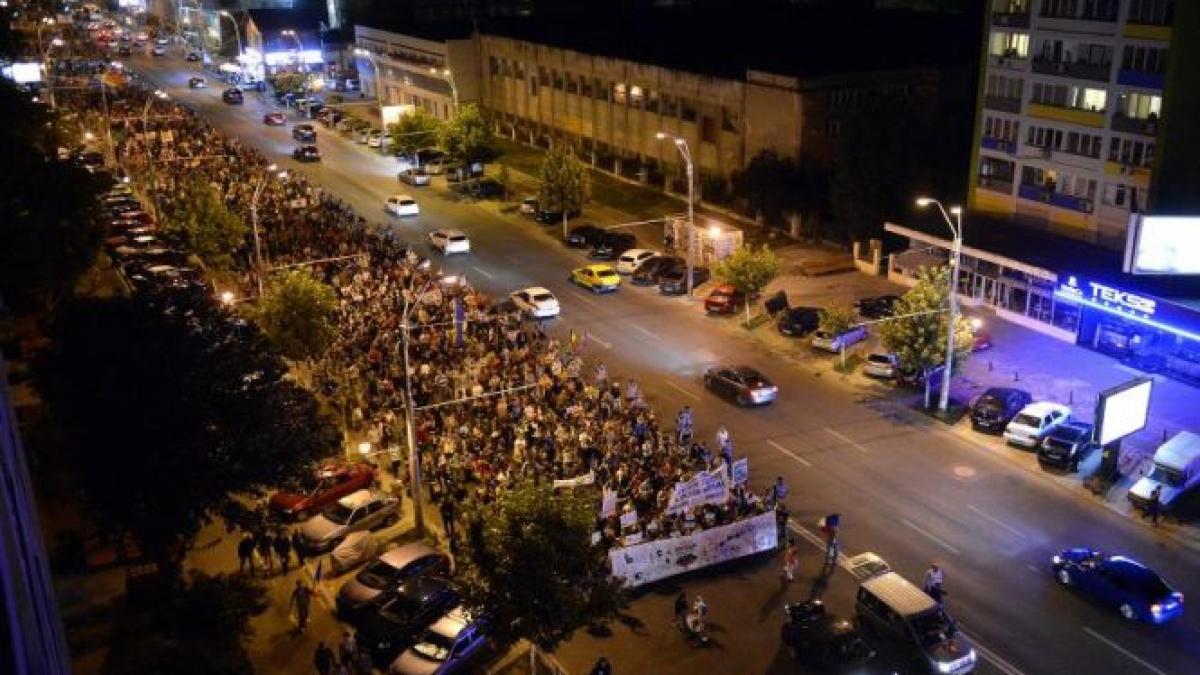 piata universitatii ocupata de protestatarii fata de proiectul rosia montana