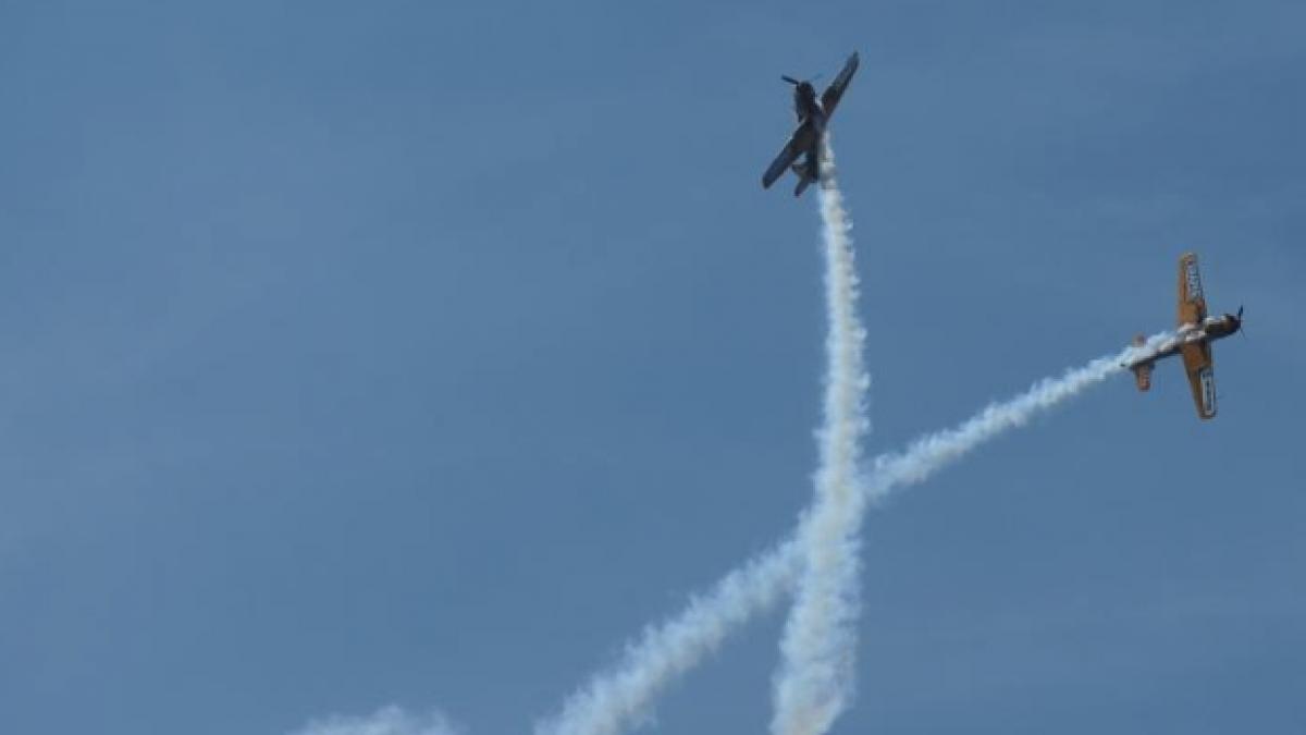 spectacol incendiar pe lacul morii salturi cu parasuta flyboarding si interventii ale bsij