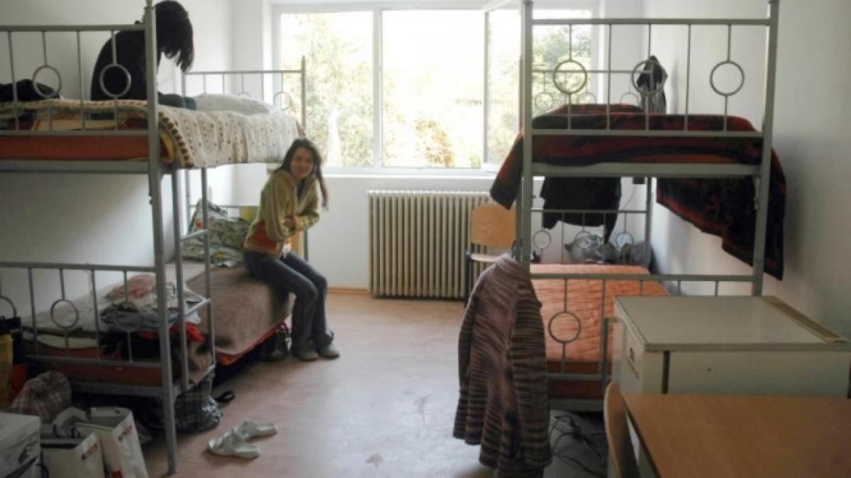 bataie pe caminele studentesti studentii isi scot camerele la inchiriat la preturi de 750 de euro