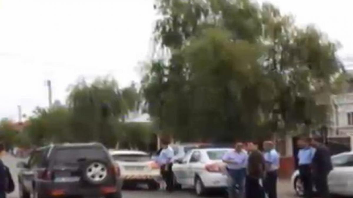 mai multi politisti atacati de romii din sintesti o masina a jandarmilor a fost vandalizata