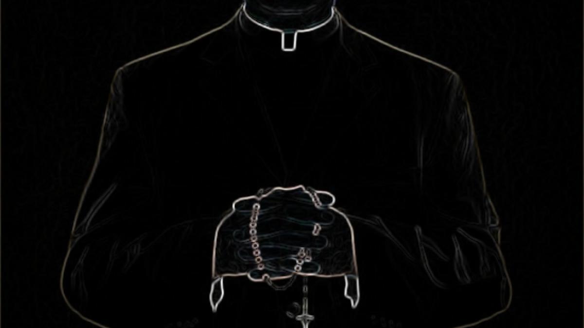 preotul care tinea telefoanele la ciorap pentru a le da puscariasilor a primit interdictia de a mai