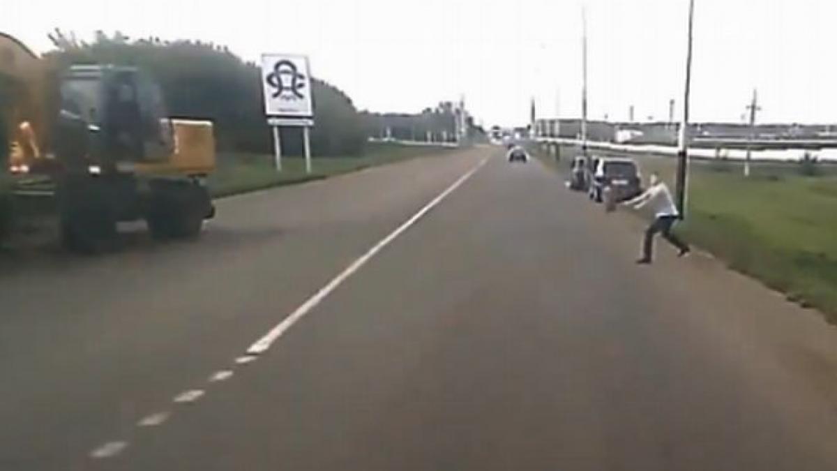 razbunare imbecila in trafic ce a patit un sofer in traficul din rusia