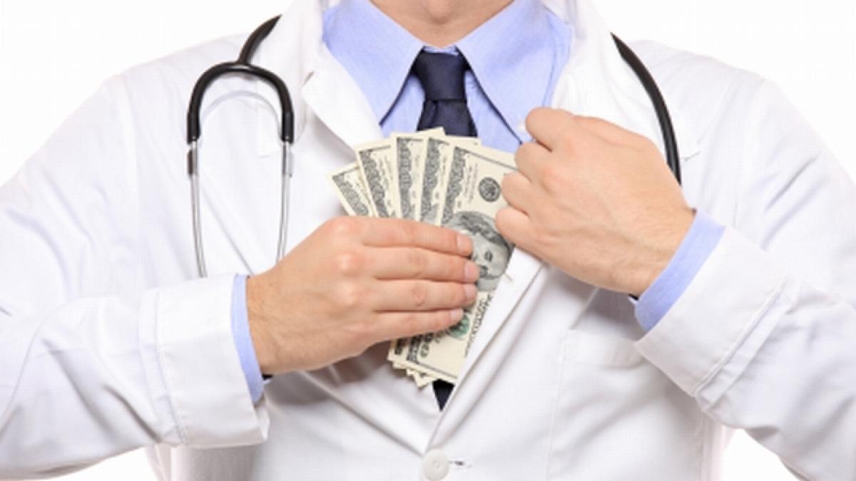 medicul de la spitalul armatei retinut pentru mita a fost eliberat