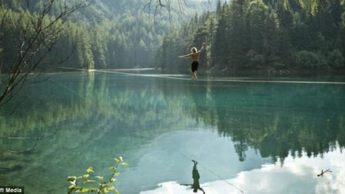 mich kemeter omul fara frica a traversat un lac pe o franghie stabilind un nou record mondial