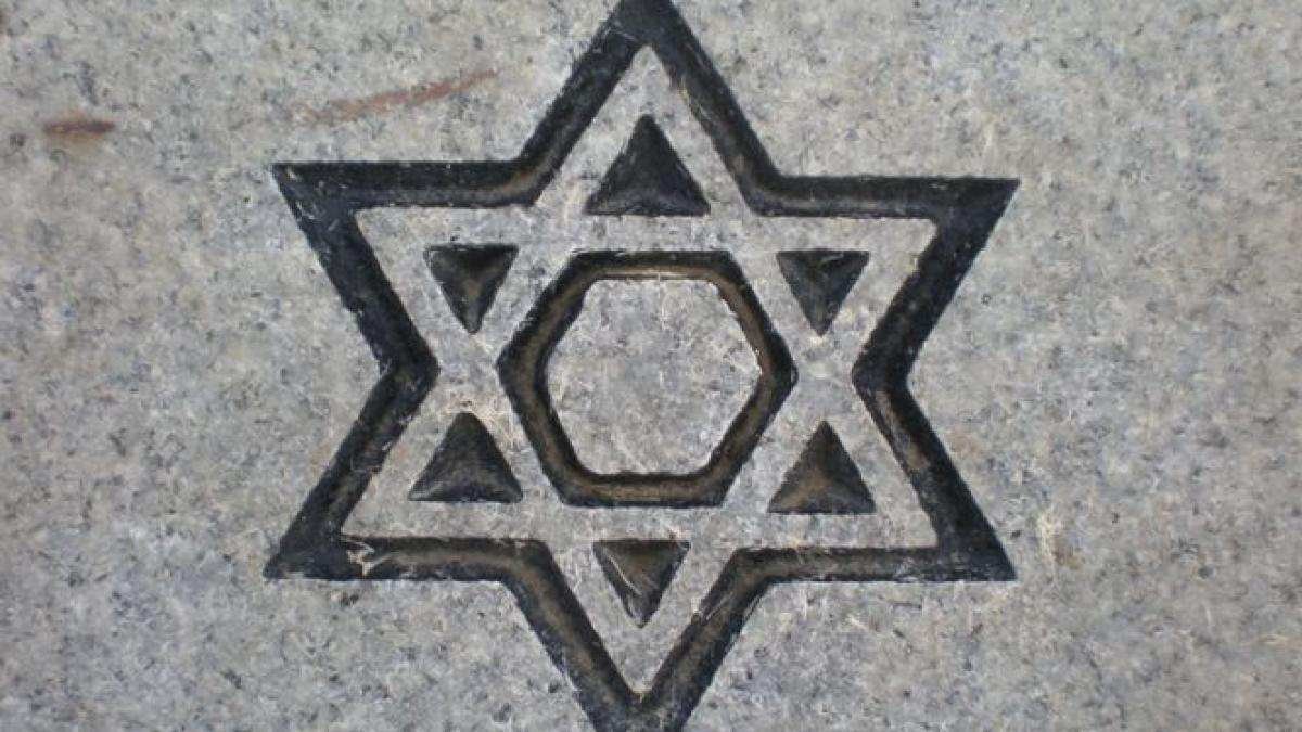 steaua lui david desenata in fata unui magazin din miercurea ciuc