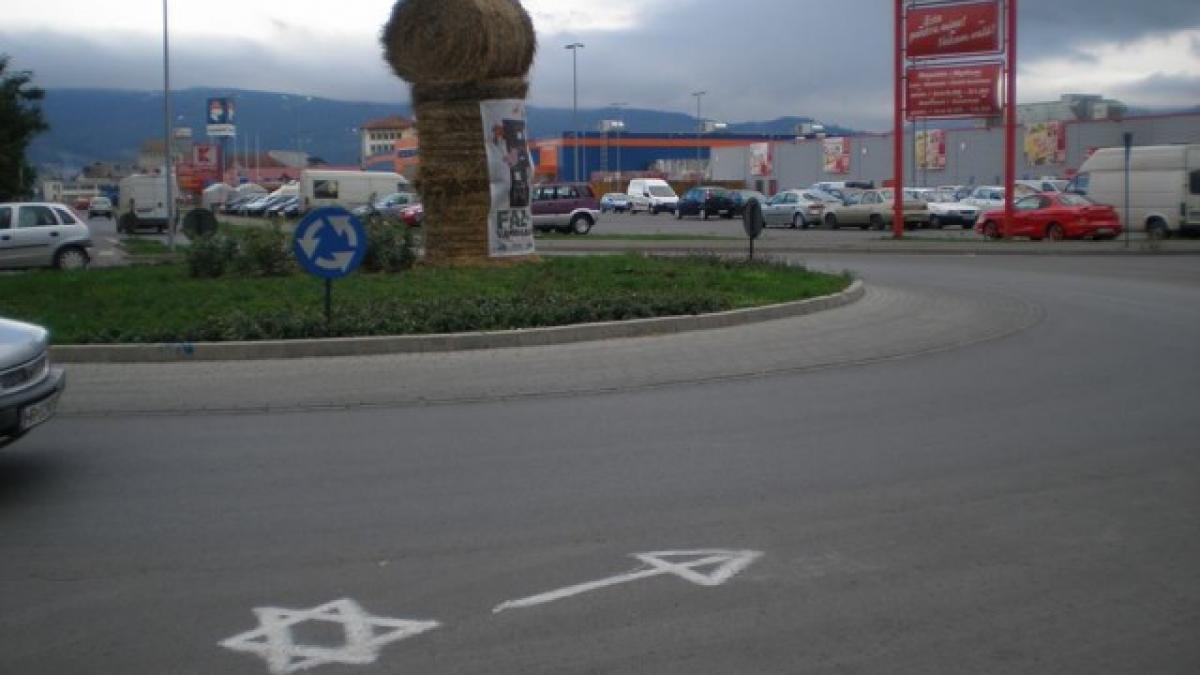 rusine sa iti fie iar ai cumparat de la evrei simbol antisemit desenat pe o sosea din miercurea ciuc