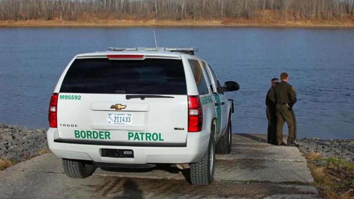 un mexican a incercat sa intre in sua plutind pe un sac plin cu marijuana