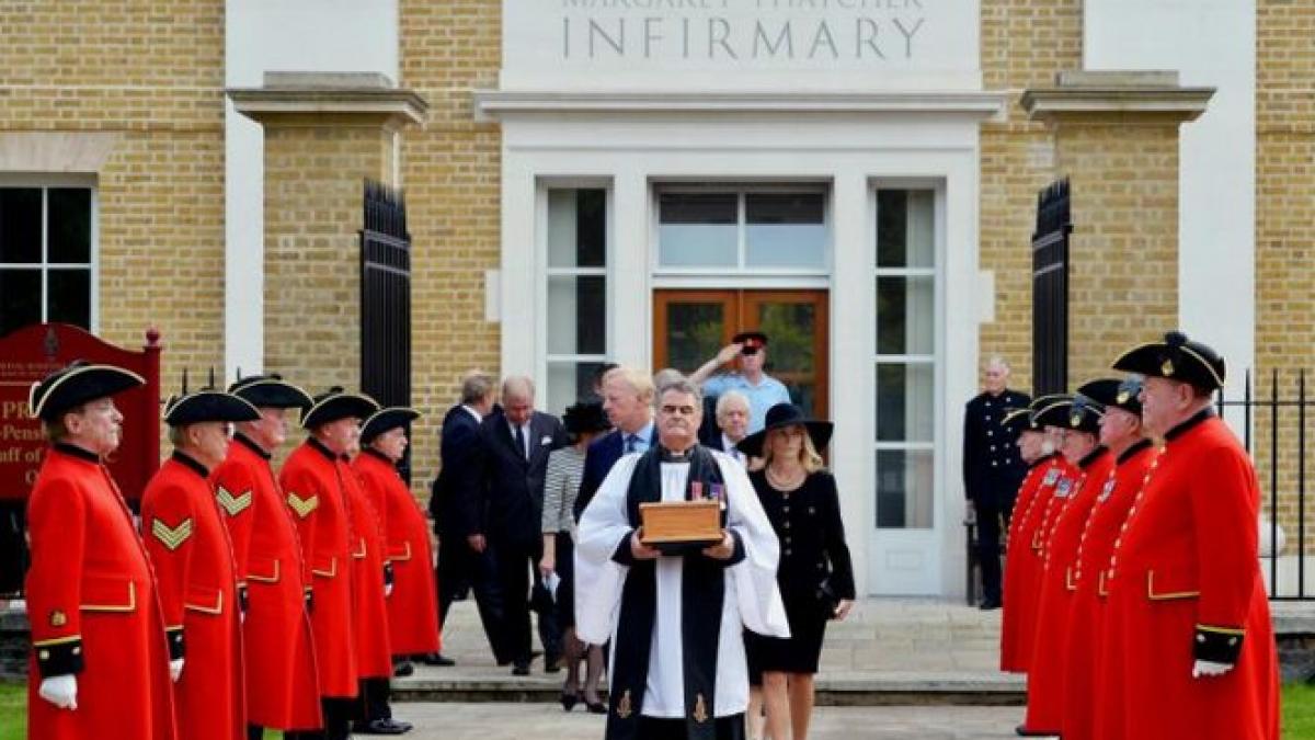 cenusa lui margaret thatcher ingropata langa cea a sotului sau