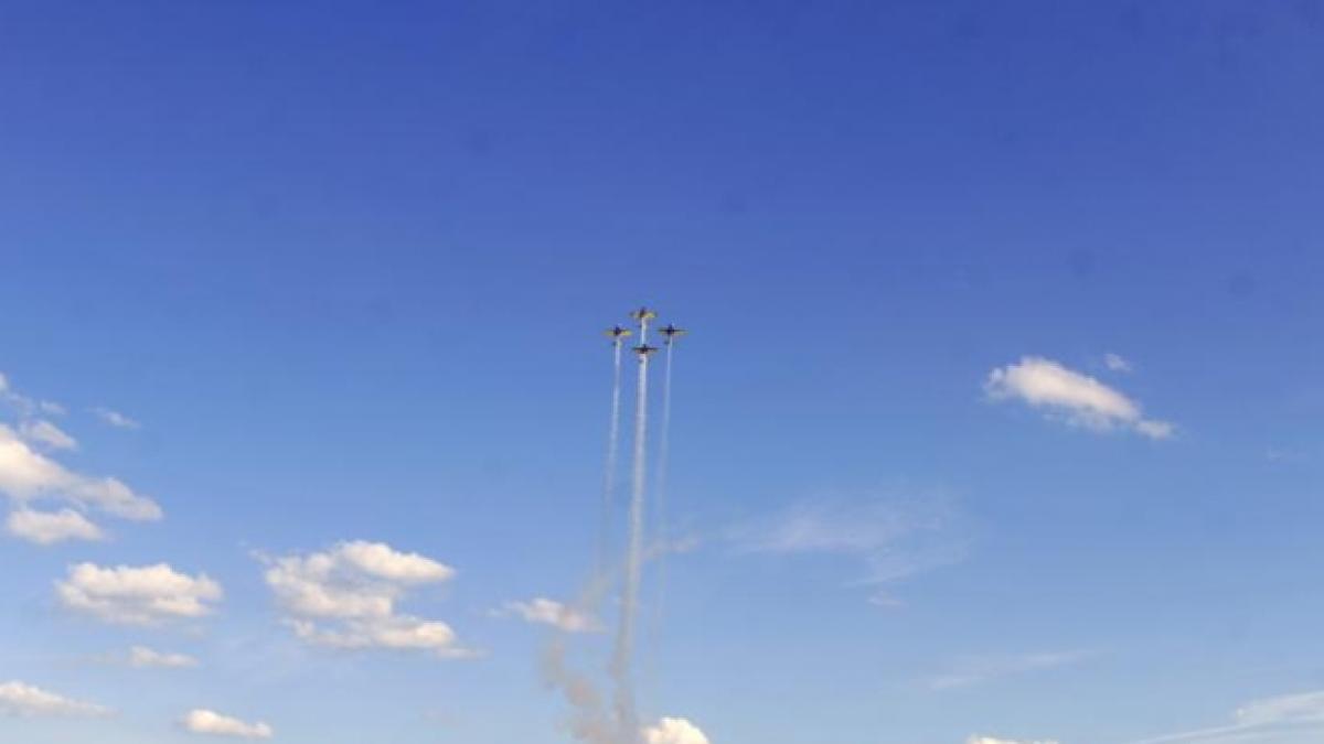 show aviatic la clinceni zeci de oameni s au bucurat de libertate la 4 000 de metri altitudine