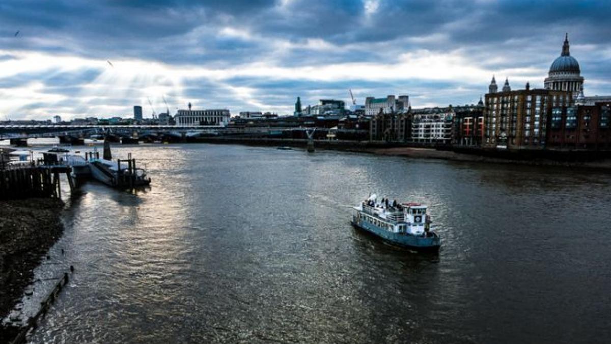 clipe de groaza pentru pasagerii unui vas pentru turisti incidentul a avut loc in centrul londrei