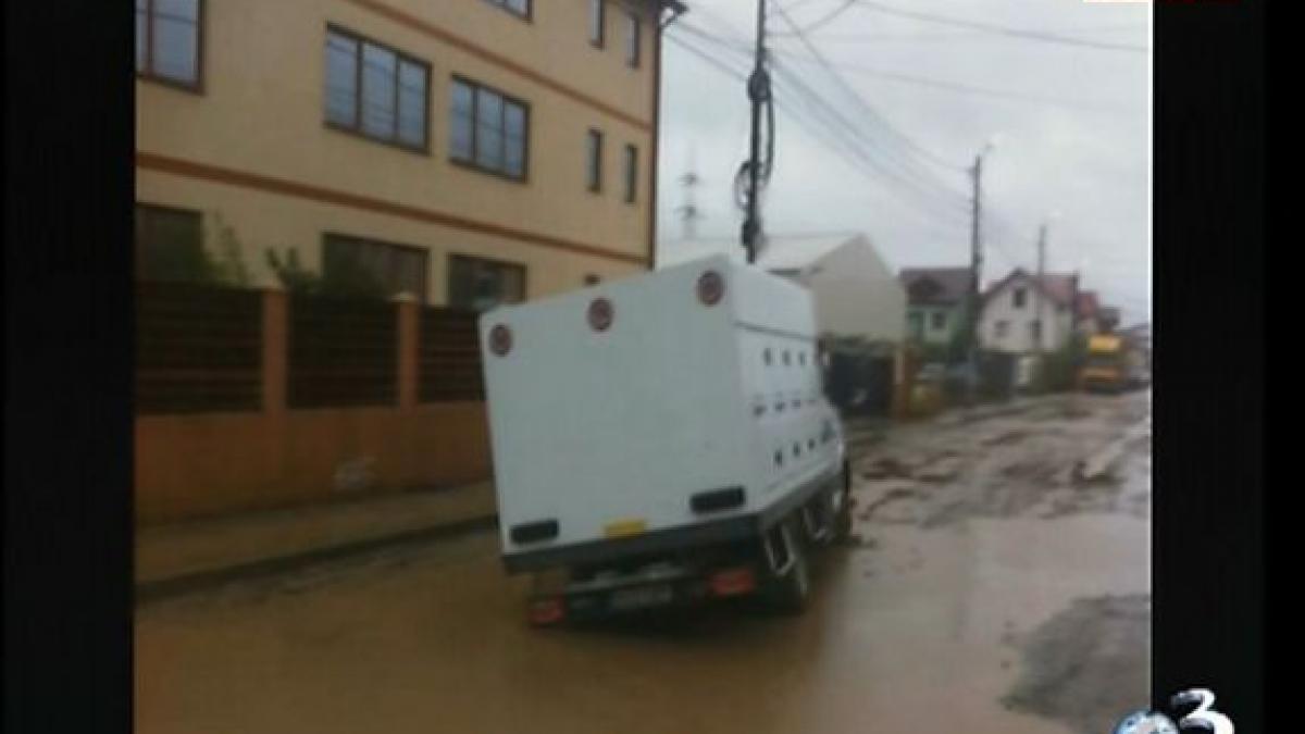 asa arata strada amurgului din popesti leordeni dupa ploaia din capitala zici ca e hiroshima dupa