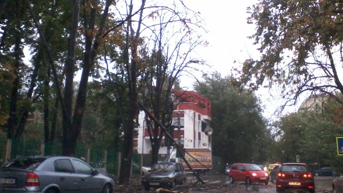 bucurestiul blocat din cauza vijeliilor semaforul e verde dar nu avem unde sa ne ducem