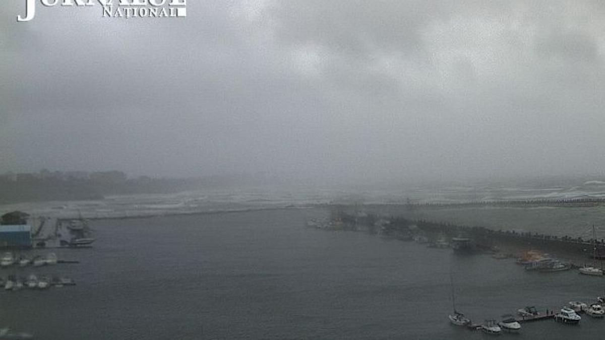 imagini live de la malul marii toate porturile sunt inchise din cauza vantului extrem de puternic