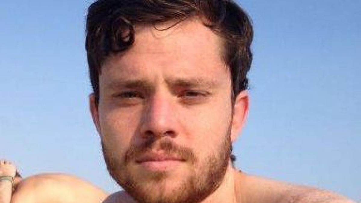 priveste cu atentie ce se intampla in fundal toate cuplurile astea il vor uri