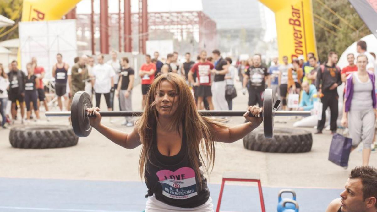 roxana vancea are o forma fizica de zile mari 40 de genuflexiuni cu haltera de 10 kg