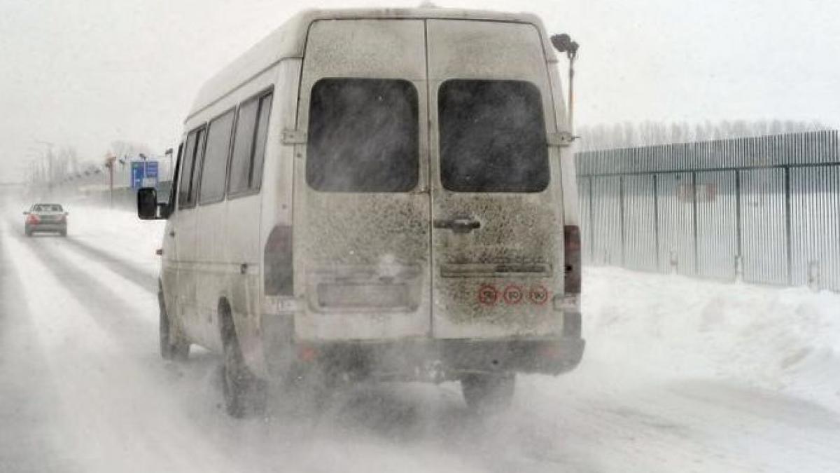 un microbuz care transporta copii la scoala blocat in zapada