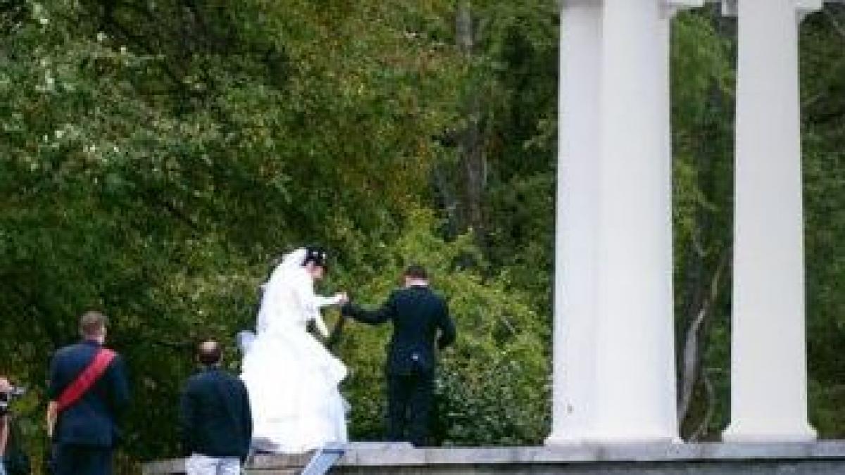 abia la trei ani de la nunta au remarcat ce se vede in poza asta daca vedeam in ziua aia ne strica