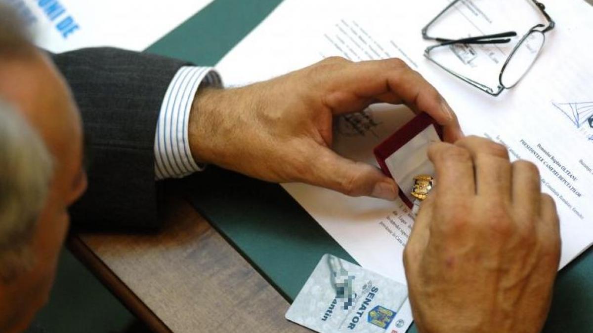 senator surprins in timp ce vota cu doua cartele in plen