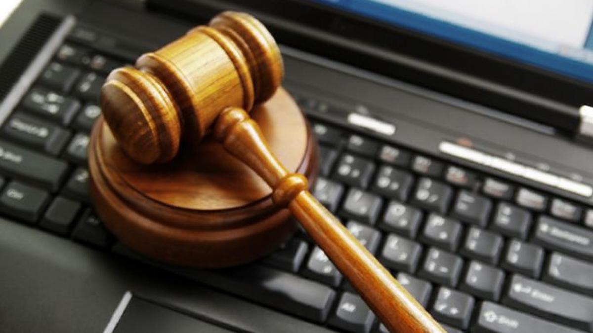 "Mulţi oameni şi-au văzut vieţile distruse din cauza unei persoane în care au avut încredere". Fenomenul "porno din răzbunare", interzis prin lege