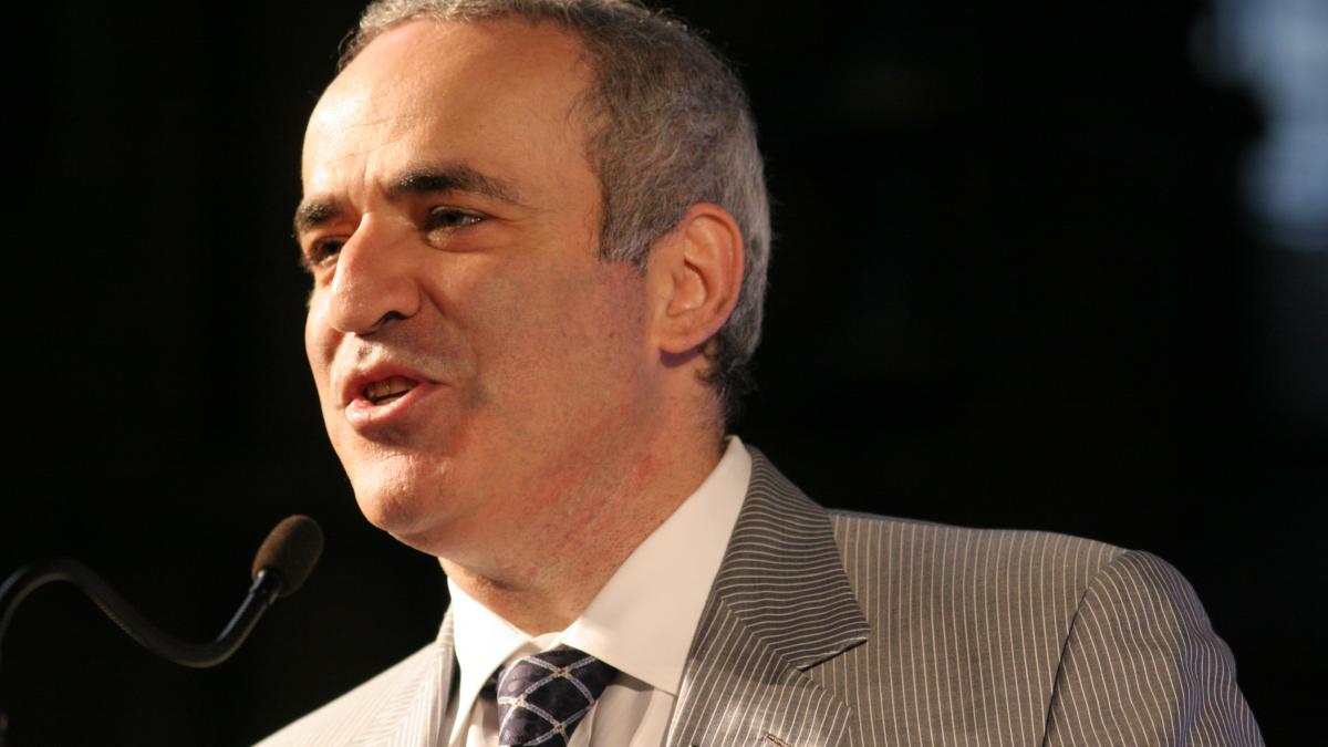rusia condamnata la cedo pentru arestarea opozantului garry kasparov fostul campion la sah va primi