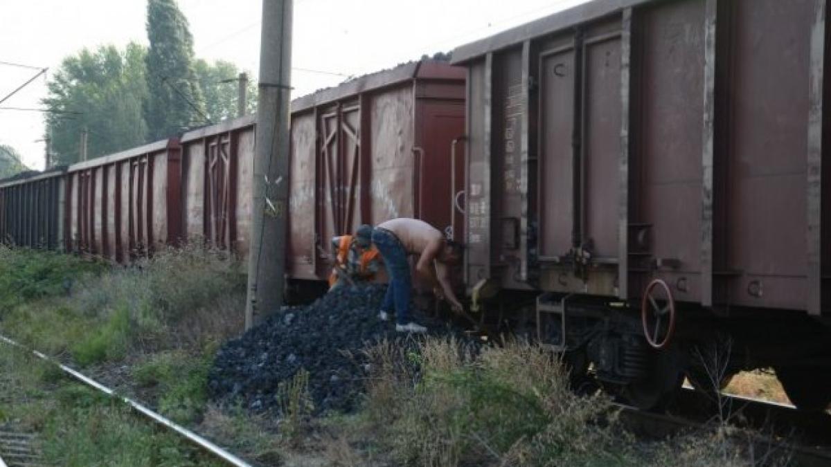 un reporter a fost luat la bataie de seful de gara din petrosani pentru ca ancheta furtul de