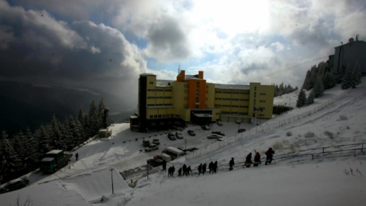 e iarna la munte stratul de zapada din masivul bucegi ajunge pana la jumatate de metru