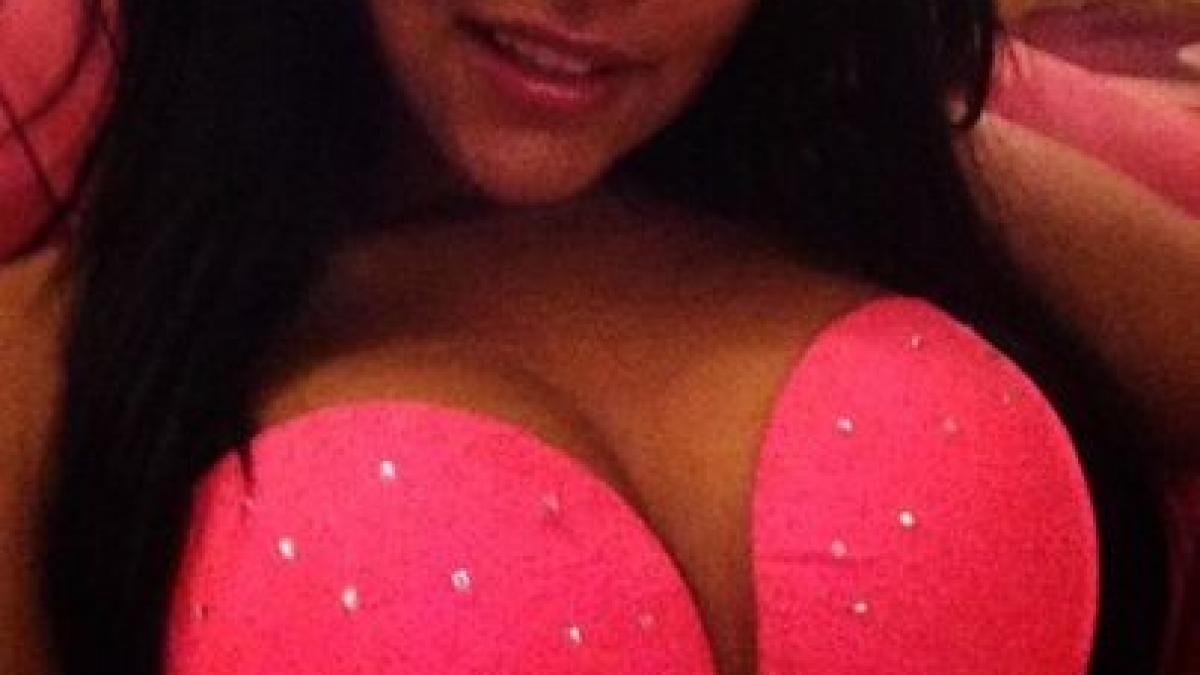 ea este cea mai sexy studenta din romania i a innebunit pe profesori cand a aparut asa la ore