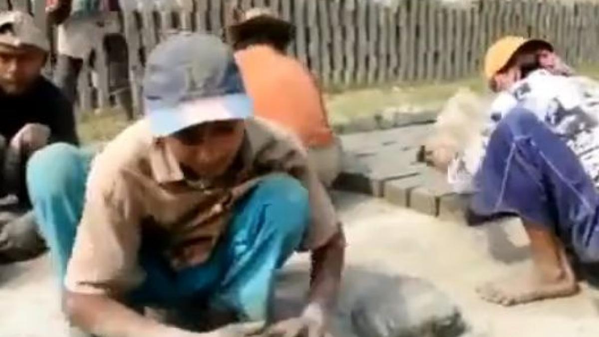 ei fac pavele mai repede decat fac romanii autostrazi cum se munceste pe un salariu de 1 dolar pe zi