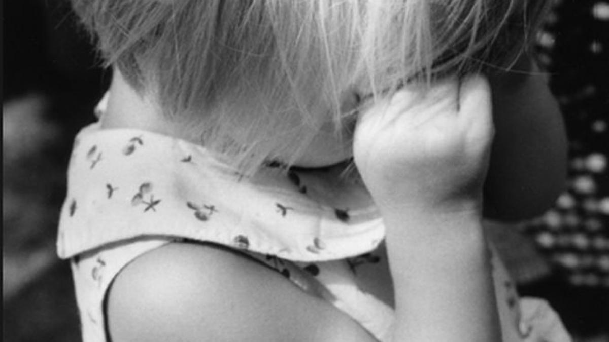 o fetita de 2 ani a unui cuplu de romani din italia muscata de un caine