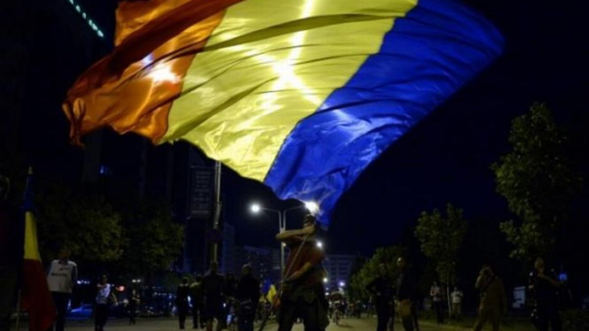 peste 200 de persoane s au adunat in piata unirii din iasi cerand stoparea proiectului rosia montana