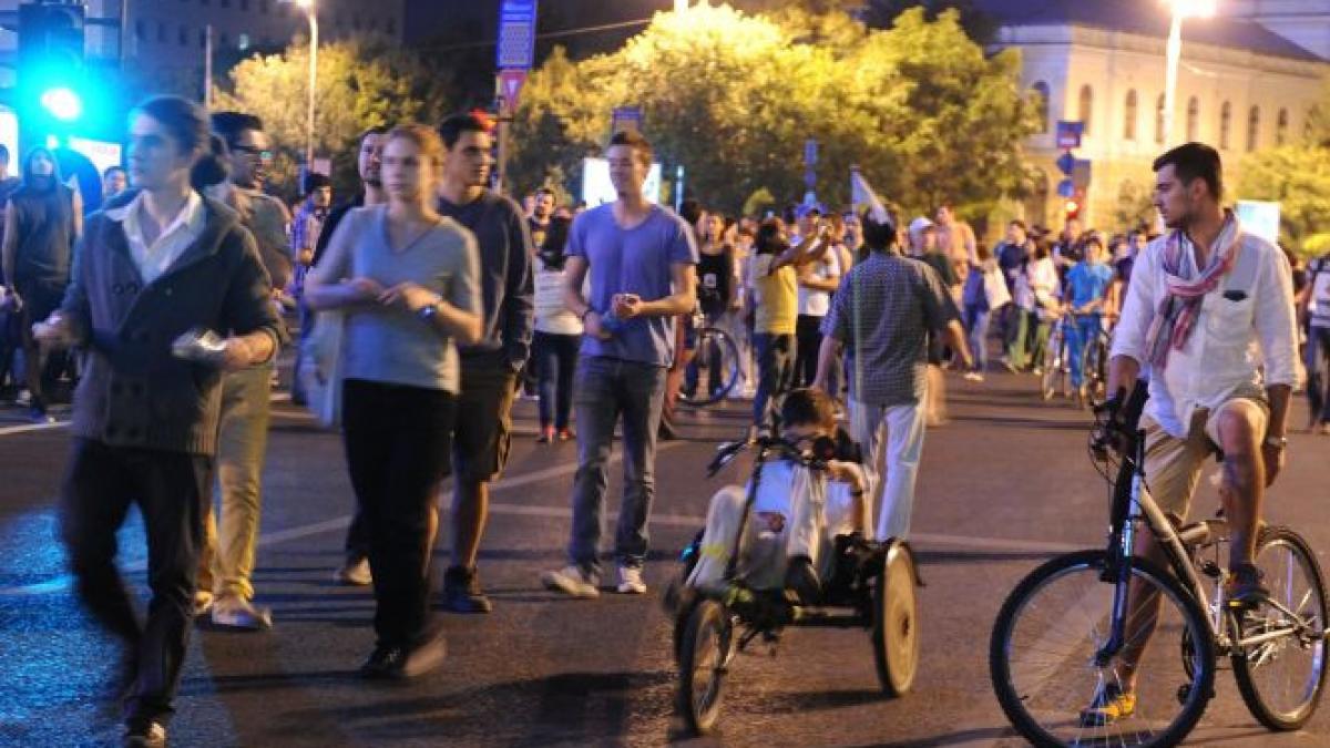 protest la dna pentru sustinerea procurorilor papici si alexandru manifestantii au cerut si demisia