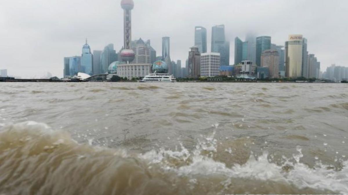 cel putin doi morti si sute de mii de persoane evacuate in china din cauza taifunului fitow