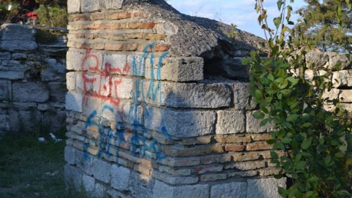 prostia celor tineri care calca in picioare istoria tarii si au batut joc de ruinele cetatii