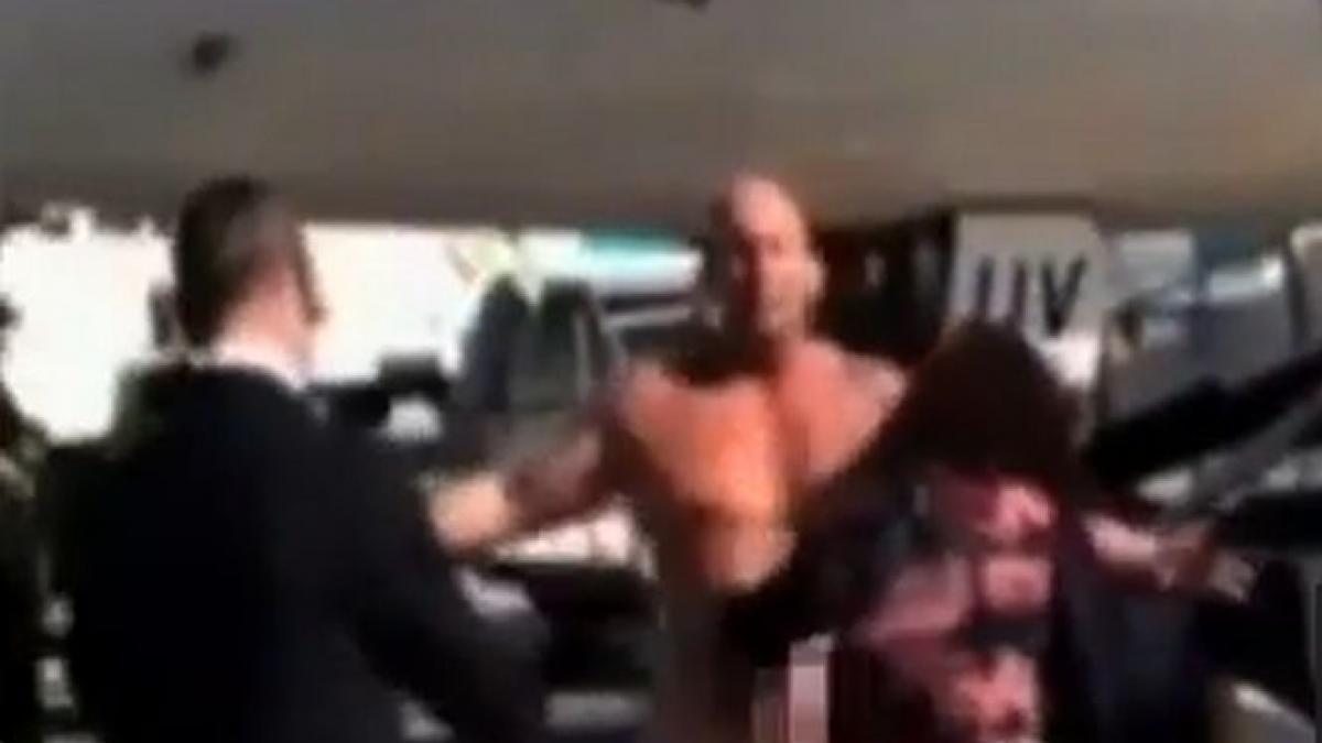 A defilat dezbrăcat în aeroport. Vedeţi ce l-a determinat pe britanic să facă asta