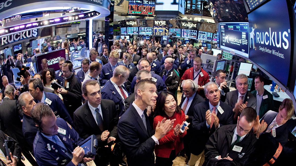 analiza bloomberg tsunami ul financiar prevestit de roubini este la un pas de realitate criza din