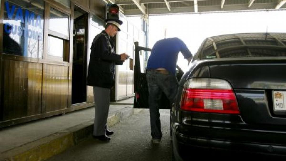 arad doua fetite au fost ascunse sub bancheta unei masini pentru a fi scoase ilegal din tara